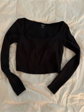 Black Long-Sleeve Scoop Neck Crop Top - Women